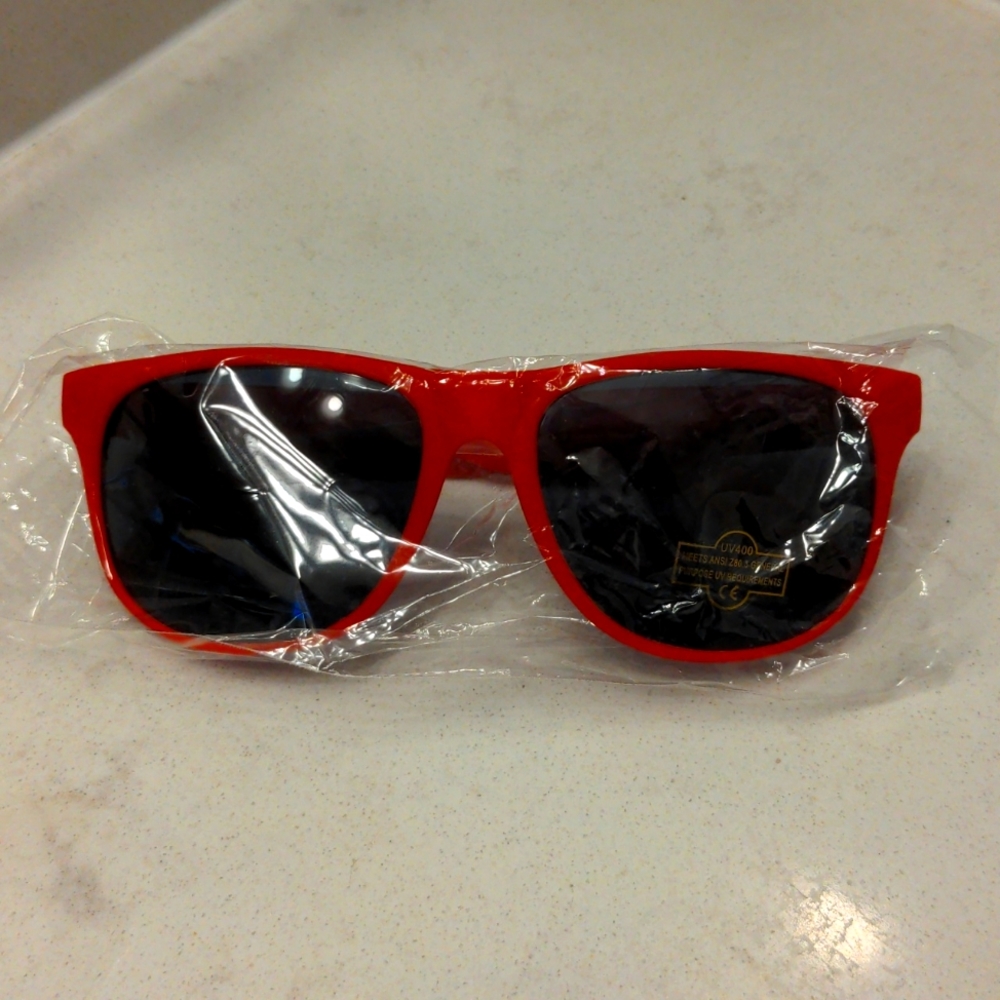 NWT Red Robin sunglasses